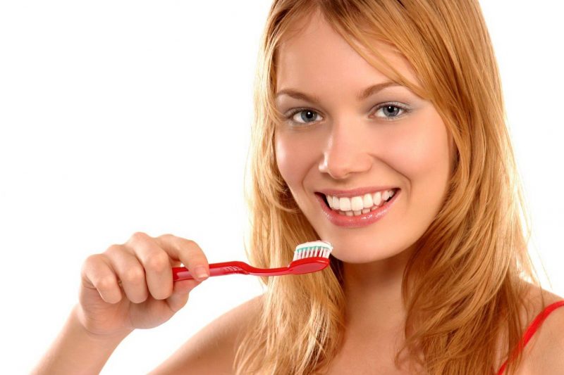 Как правильно чистить зубы детям и взрослым, щеткой и нитью