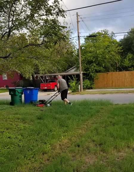 Мой папа стрижет газон у дома моей мамы