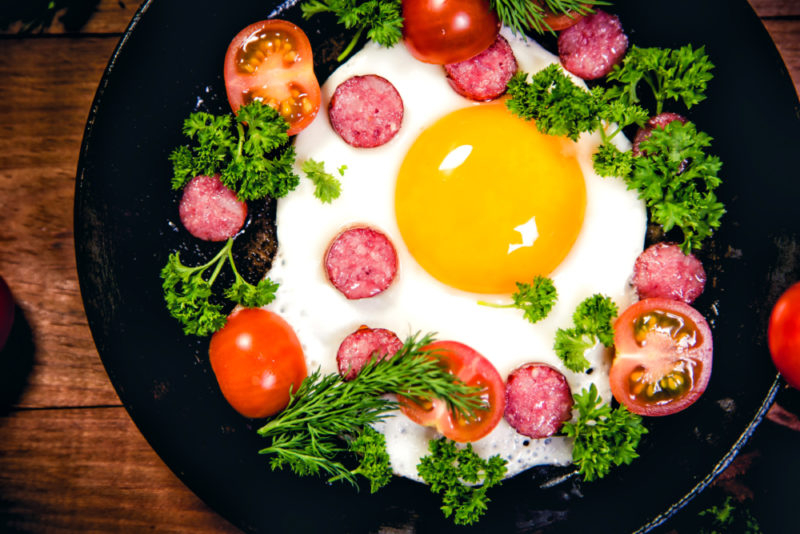 Сколько калорий в яичнице с добавками и без, пищевая ценность, как уменьшить калорийность жареных яиц