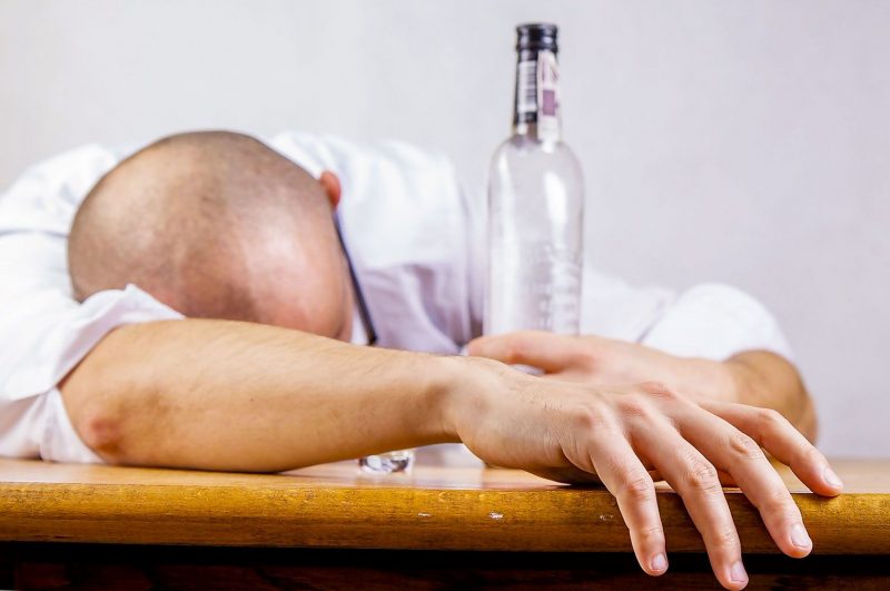 Алкогольное отравление: симптомы, лечение в домашних условиях