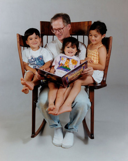 Отец смастерил необычный стул, чтобы читать сразу троим детям