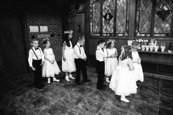 Учительница детей с синдромом Дауна пригласила на свою свадьбу весь класс