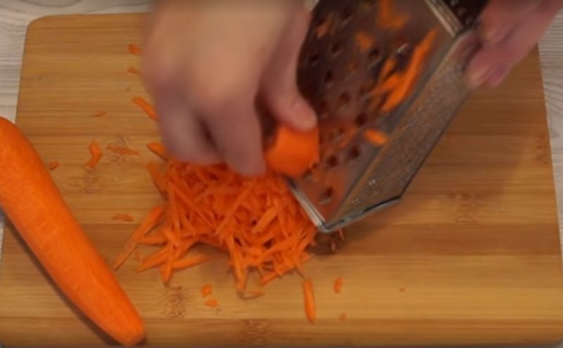 натираем морковку