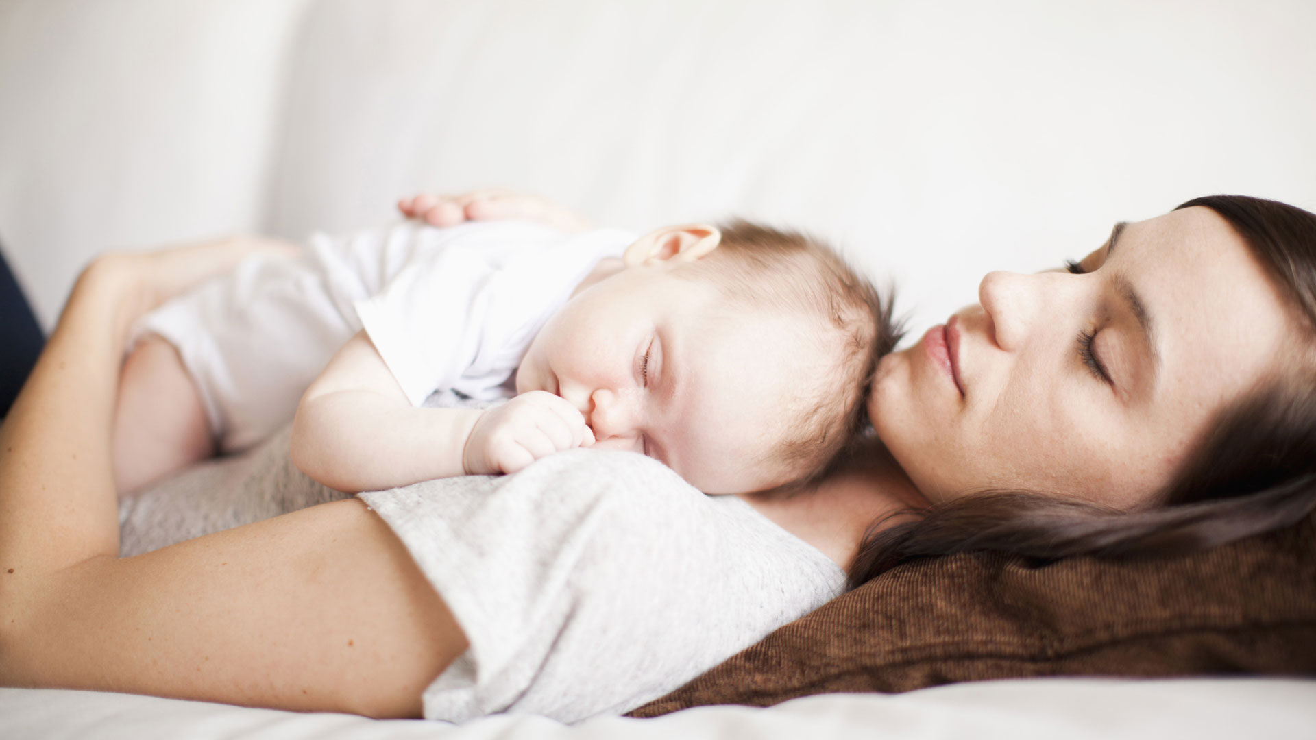 sleeping-mom-and-baby_cmboqp
