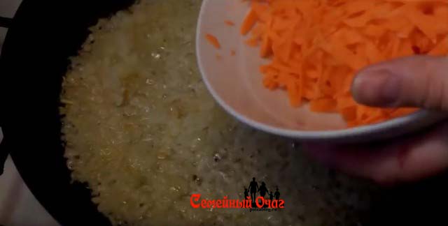 Обжариваем лук с морковкой