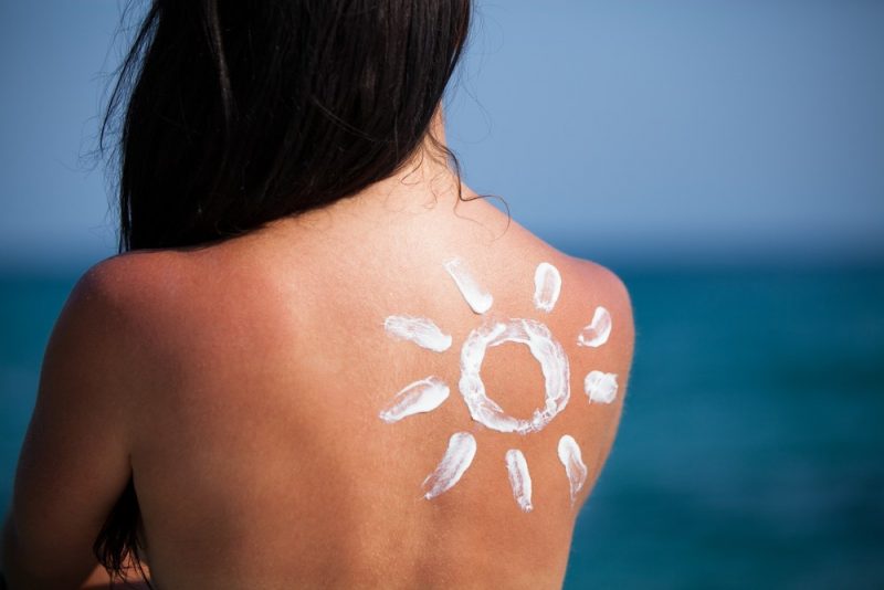 Аллергия на солнце (фотодерматоз): причины, симптомы, лечение у взрослых и детей