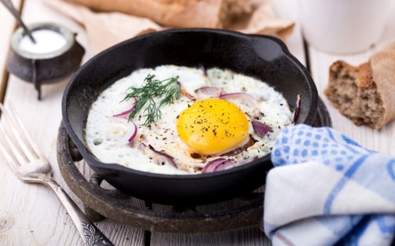 Сколько калорий в жареном яйце, БЖУ, польза и вред яичницы