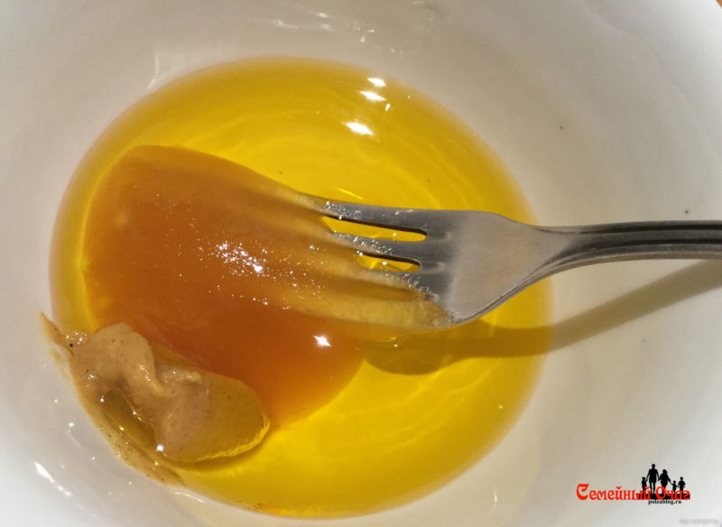 смешиваем мед, горчицу и оливковое масло