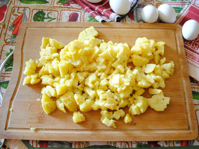 картофель нарезаем кубиками