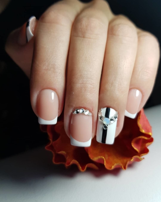 Френч со стразами 💅 − идеи красивого классического и праздничного дизайна ногтей, фото