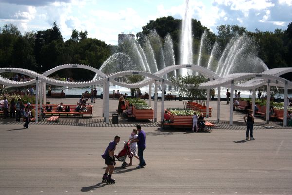 Субботнее путешествие: Парк Горького – модное место для неуединенных прогулок