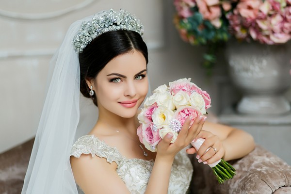 Свадебные прически – 25 вариантов красивых причесок на длинные, короткие и средней длины волосы
