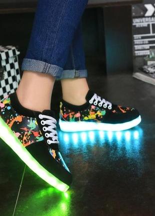 Кроссовки со светящейся подошвой: как выбрать, с чем носить, как заряжать LED-обувь