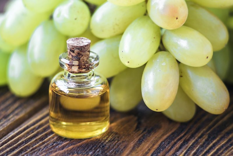 Масло виноградных косточек: свойства и применение для лица, волос, кожи