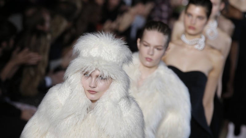 Модели на показе коллекции осень-зима — 2016 марки Stella McCartney на Парижской неделе моды. В коллекциях дизайнера используется только искусственный мех, и это сознательная позиция.