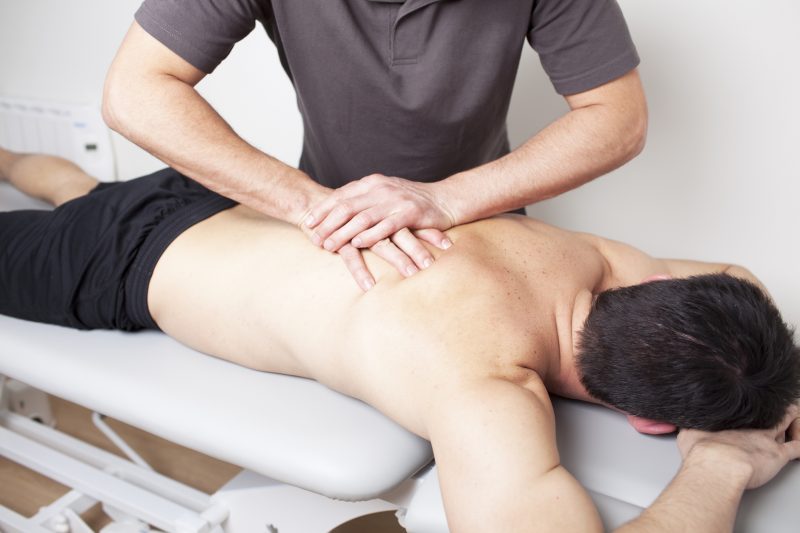Массаж при остеохондрозе: как делать массаж спины в домашних условиях, противопоказания