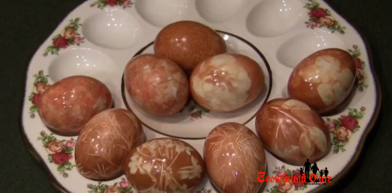 яйца покрашены в луковой шелухе с рисунками