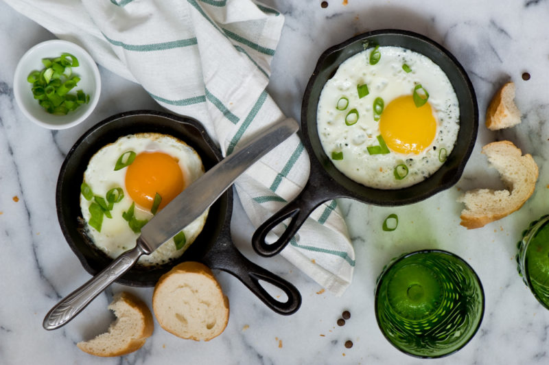 Сколько калорий в жареном яйце, БЖУ, польза и вред яичницы