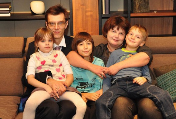 Елена с мужем и старшими детьми