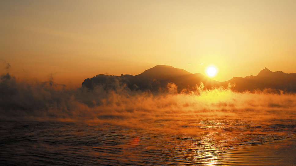 282748__crimea-autumn-sun-steam-sea-mountain-sunrise_p