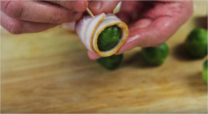 Отваренную брюссельскую капусту заворачиваем беконом и протыкаем зубочисткой