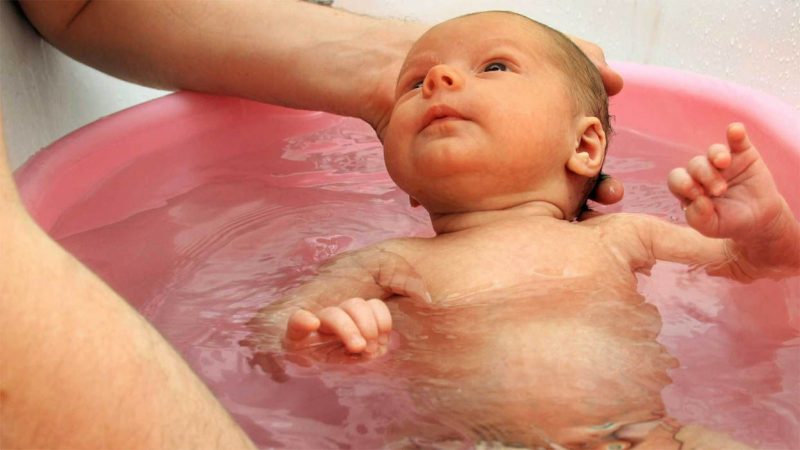 Можно ли купать ребенка при ветрянке: как и когда мыться при высыпаниях ветряной оспы