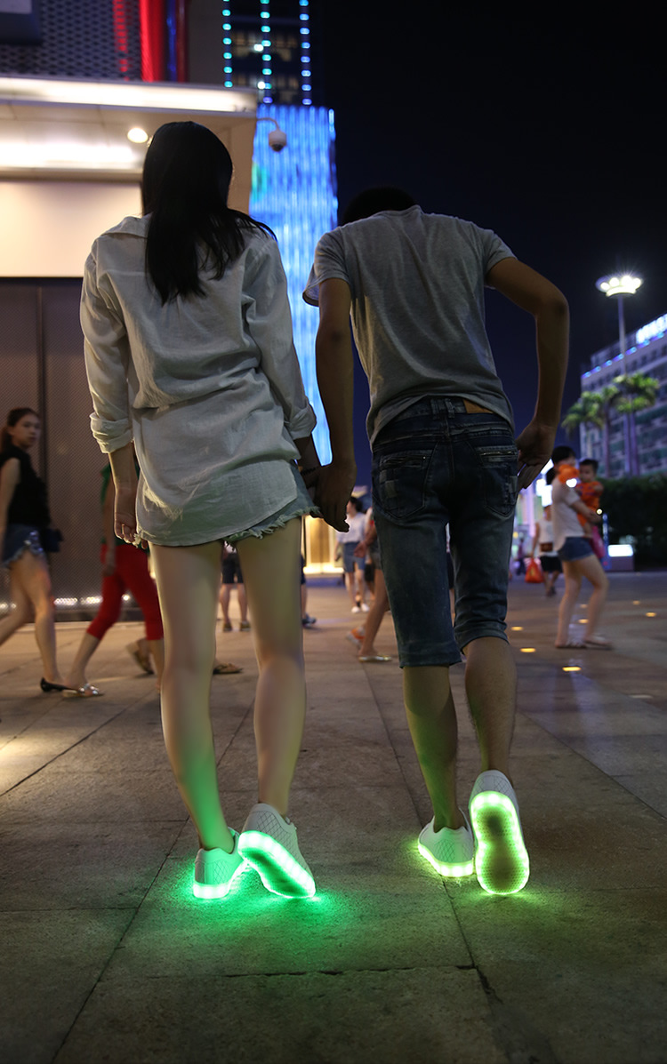 Кроссовки со светящейся подошвой: как выбрать, с чем носить, как заряжать LED-обувь