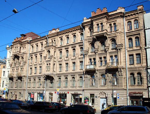 Санкт-Петербург – Москва: доходные дома против городских усадеб