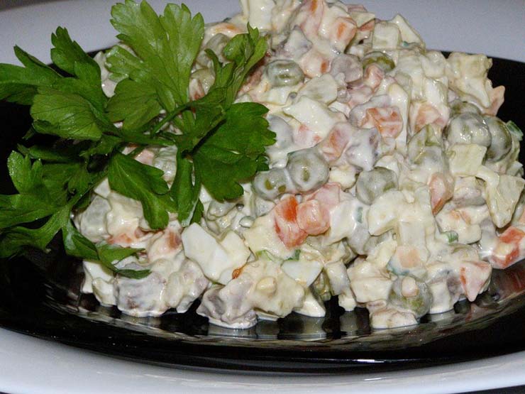 салат Оливье к новому году, классический рецепт с колбасой и солеными огурцами