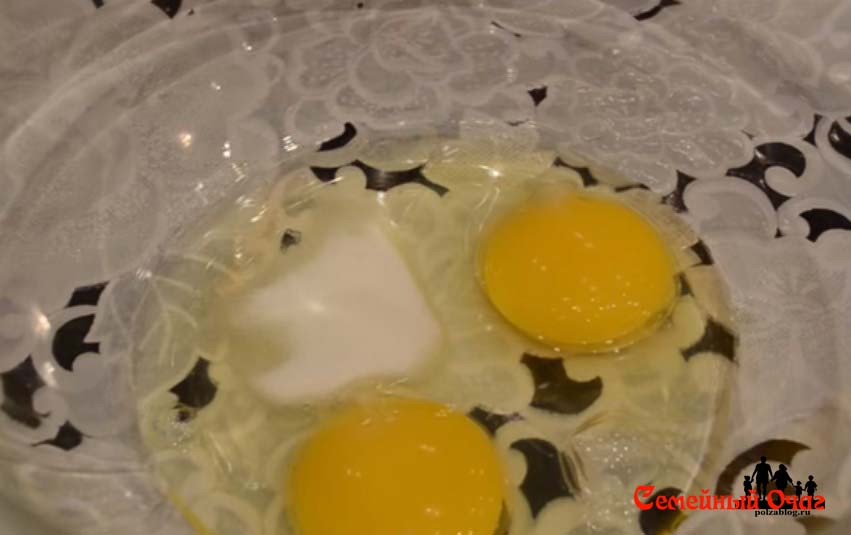 В отдельной миске взбиваем яйца и соль