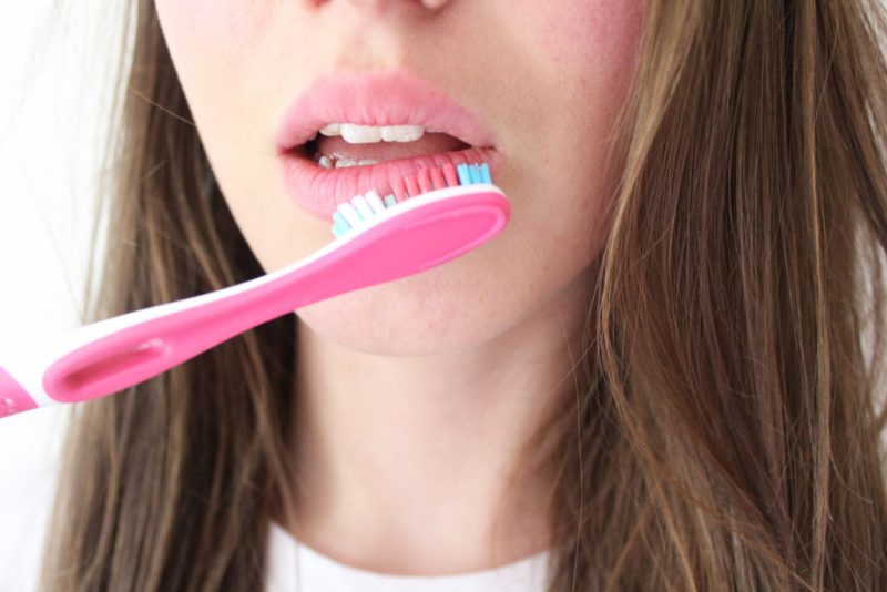 Как увеличить губы в домашних условиях? Визуально и физически