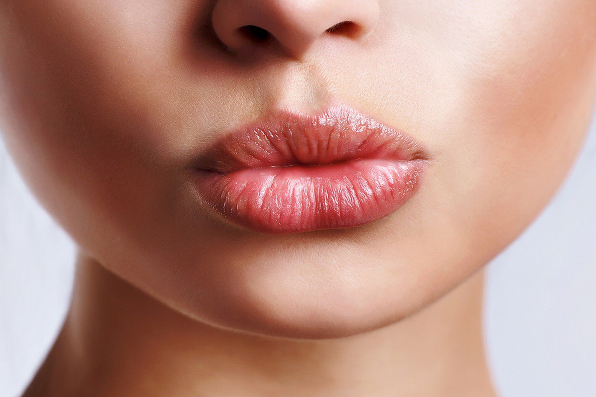 Как увеличить губы в домашних условиях? Визуально и физически