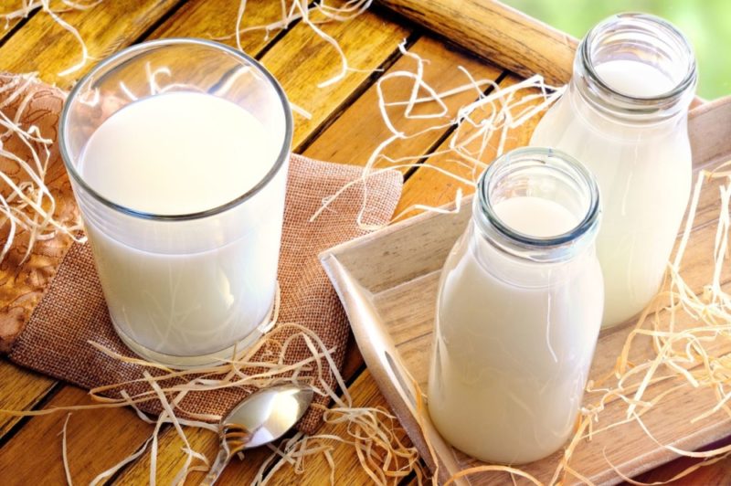 Сколько калорий в молоке разного вида и жирности, БЖУ, содержание витаминов и микроэлементов, полезные свойства напитка