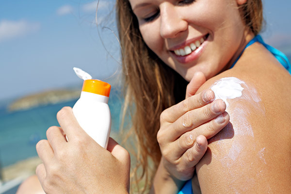Аллергия на солнце (фотодерматоз): причины, симптомы, лечение у взрослых и детей