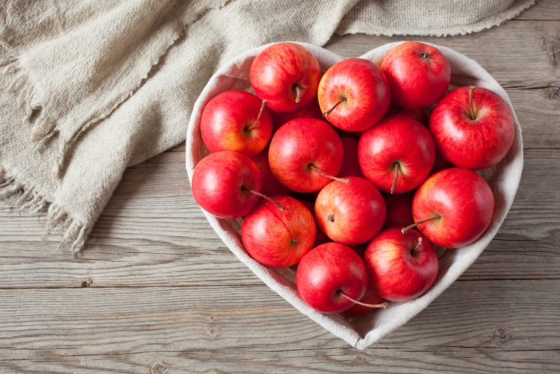 Сколько калорий в красном яблоке, пищевая ценность сладких сортов, полезные свойства фрукта