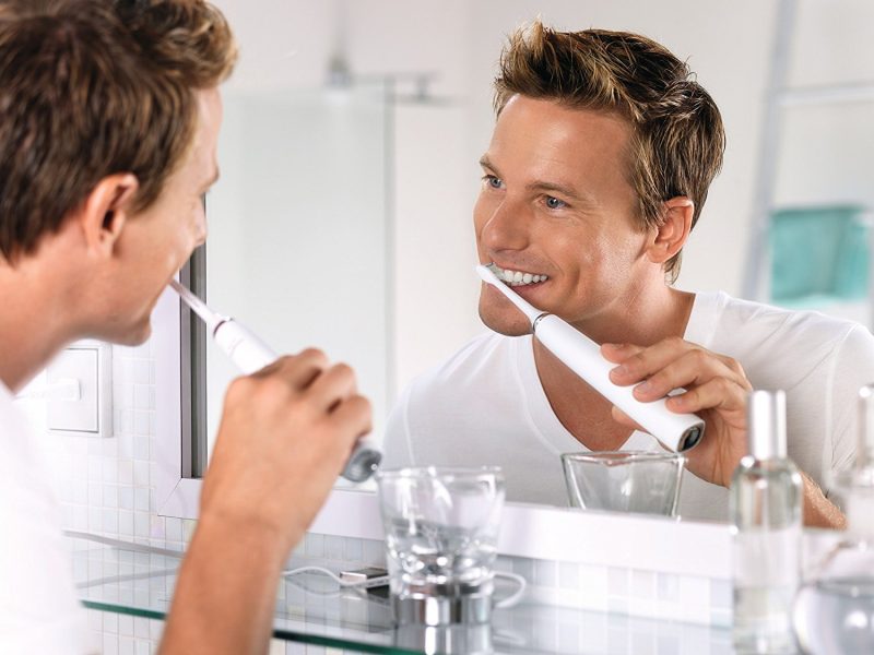 Как правильно чистить зубы детям и взрослым, щеткой и нитью
