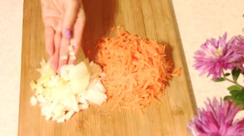 натертая морковь и нарезанный лук
