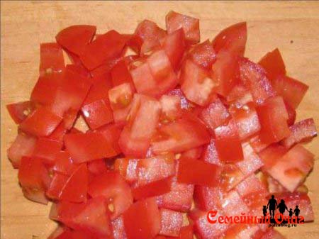 нарезаем кубиками помидоры