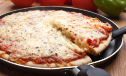 Ленивая пицца на сковороде — быстро и вкусно